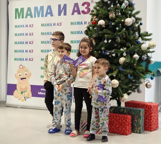  Малките пациенти на,Мама и Аз’ в Плевен украсиха Коледната елха 