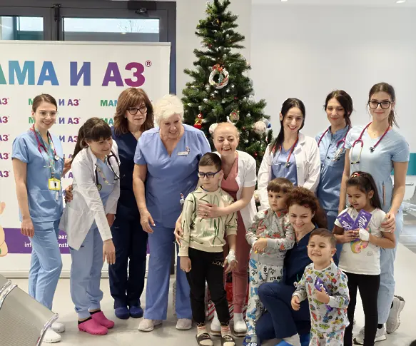 Малките пациенти на ,Мама и Аз’ в Плевен украсиха Коледната елха