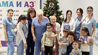 Малките пациенти на ,Мама и Аз’ в Плевен украсиха Коледната елха