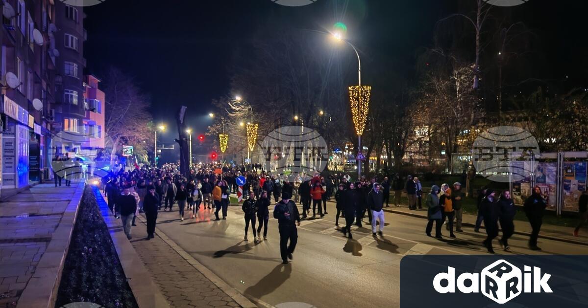 От сцената на площад Възраждане двама водещи отправиха послания за