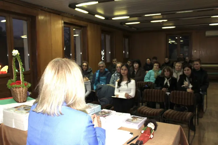 „Алтъна“ докосна Котел и продължи към учениците в Градец