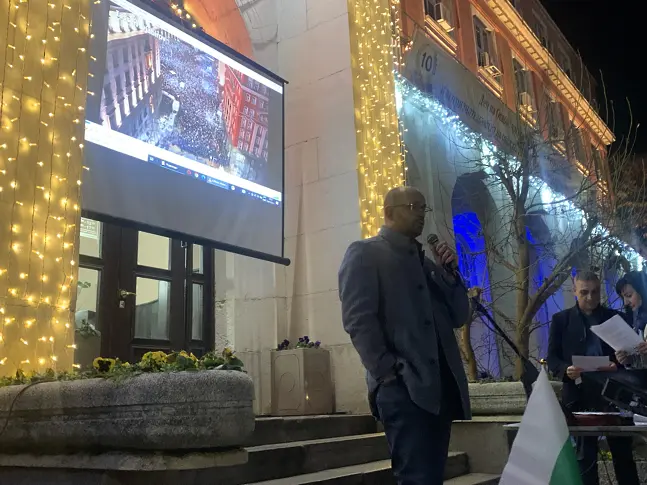 Стотици се събраха в центъра на Плевен на протест срещу управляващите