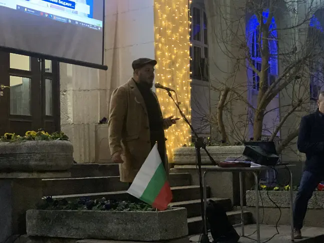 Стотици се събраха в центъра на Плевен на протест срещу управляващите