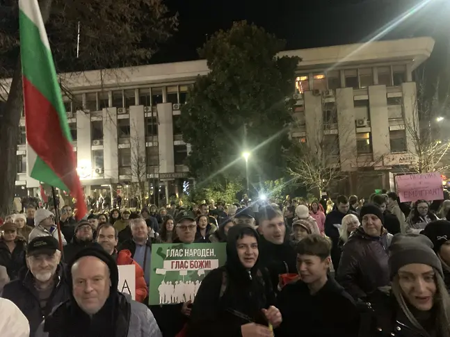 Стотици се събраха в центъра на Плевен на протест срещу управляващите