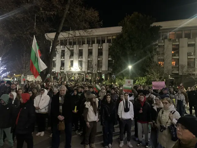 Стотици се събраха в центъра на Плевен на протест срещу управляващите