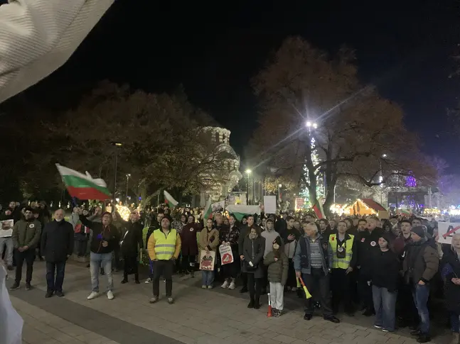 Стотици се събраха в центъра на Плевен на протест срещу управляващите
