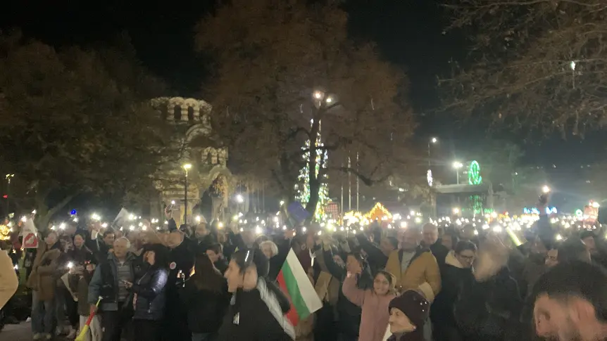 Стотици се събраха в центъра на Плевен на протест срещу управляващите