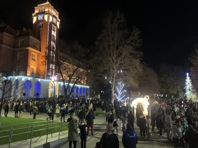 Стотици се събраха в центъра на Плевен на протест срещу управляващите