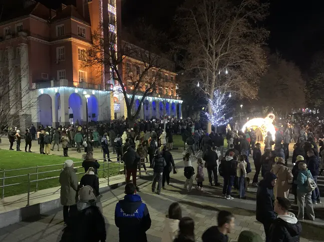 Стотици се събраха в центъра на Плевен на протест срещу управляващите