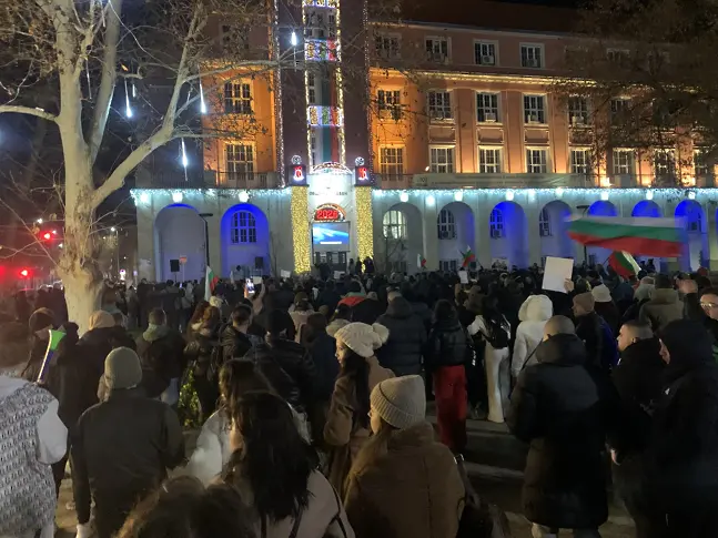 Стотици се събраха в центъра на Плевен на протест срещу управляващите