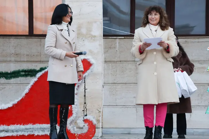 Светлината на коледния дух озари площада в Левски