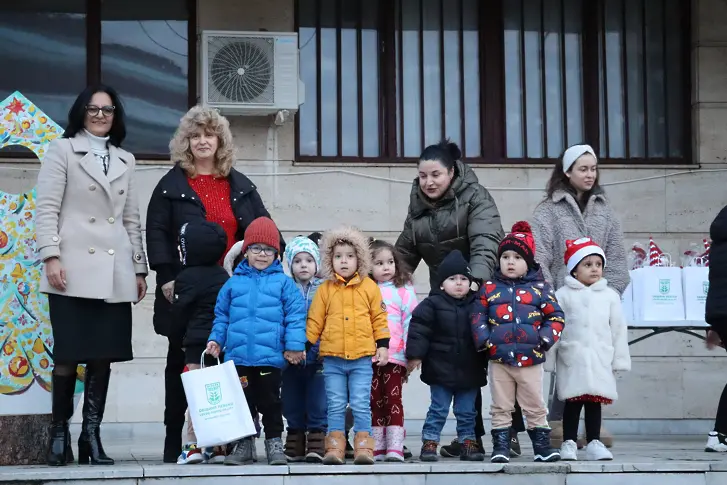 Светлината на коледния дух озари площада в Левски