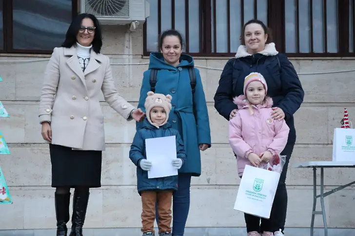 Светлината на коледния дух озари площада в Левски