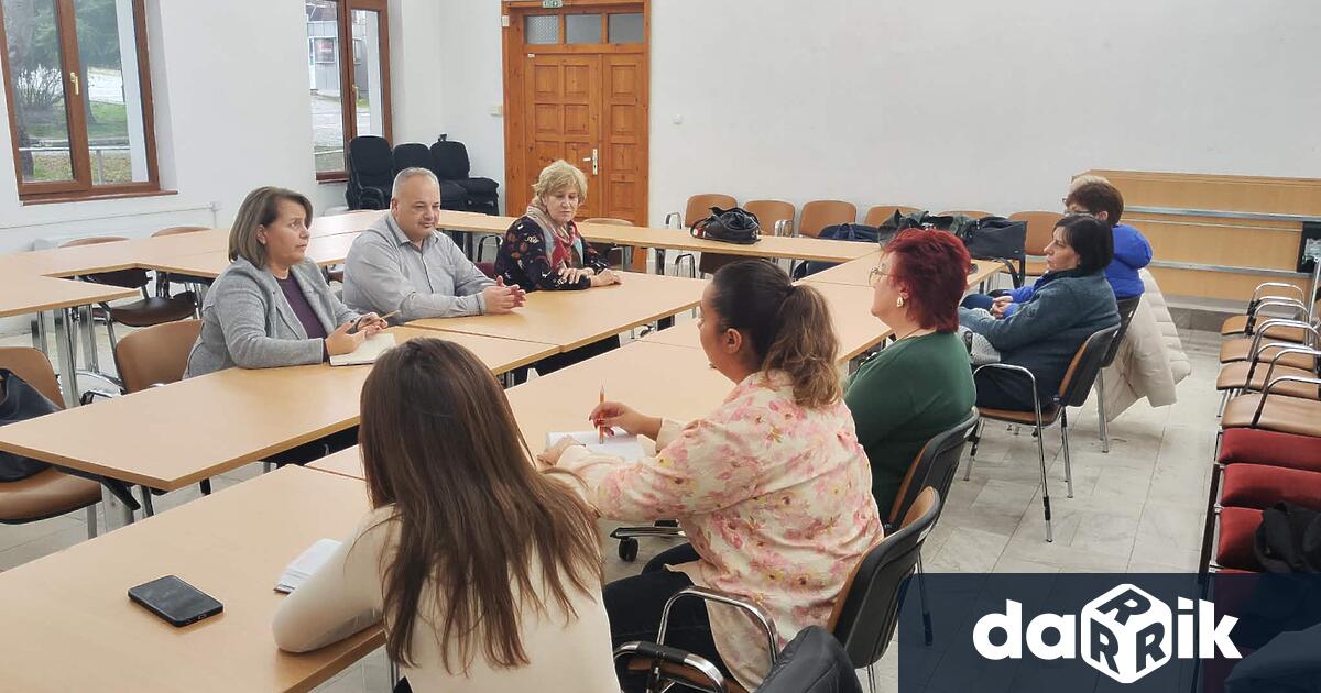 Община Котел беше посетена от Майя Грозданова – консултант на