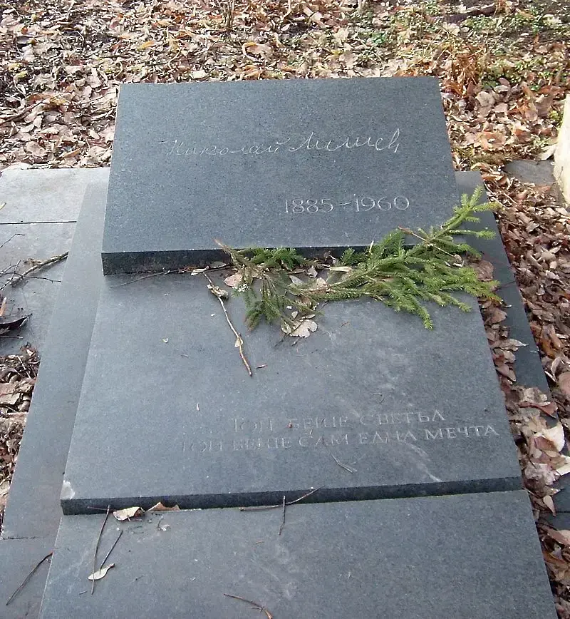 Вандали счупиха десетки паметни плочи в Централните софийски гробища