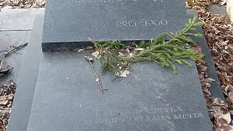 Вандали счупиха десетки паметни плочи в Централните софийски гробища