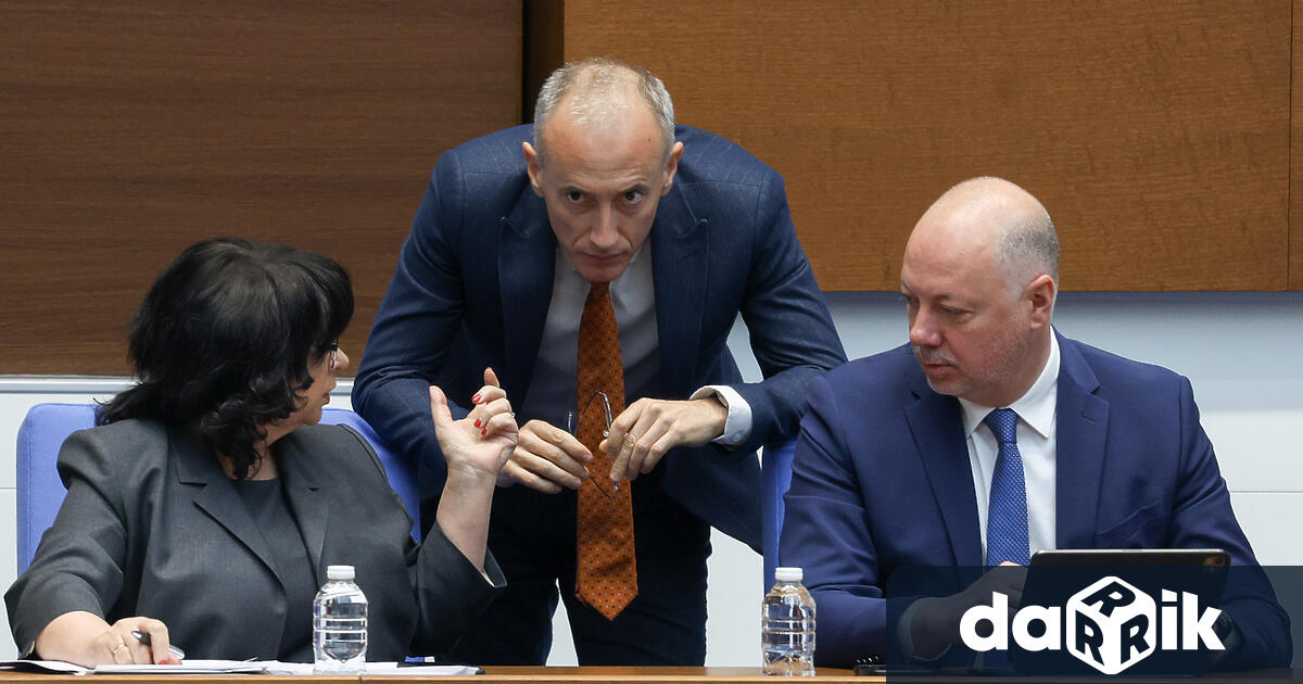 Министърът на финансите Теменужка Петкова и министърът на образованието и