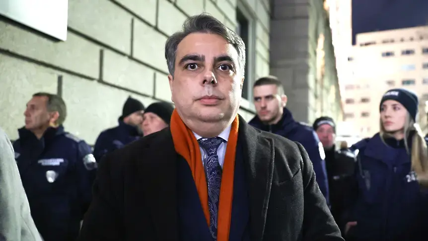 Асен Василев: Силно се надяваме партиите в управлението да чуят хората днес