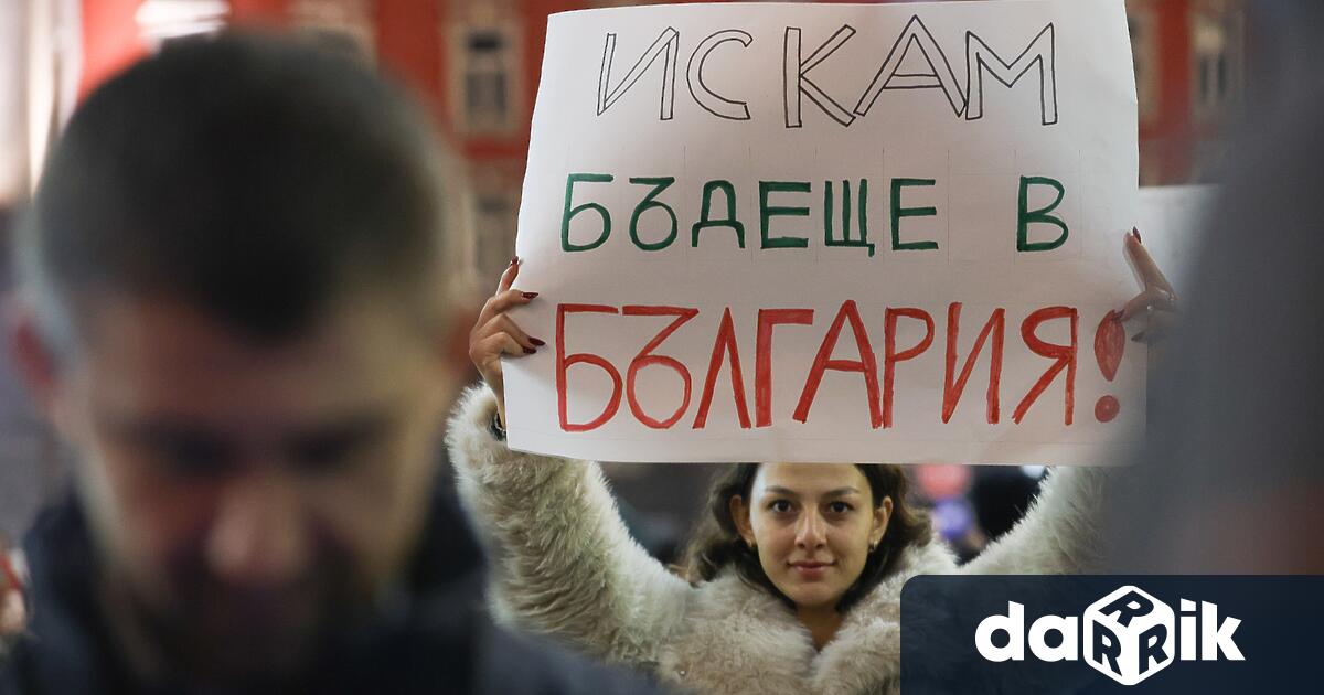 Граждани започнаха да се събират пред Министерския съвет запротеста срещу