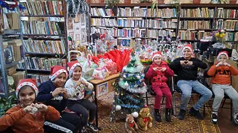 Коледни подаръци получиха талантливите деца от Асеновци в Деня на човешките права