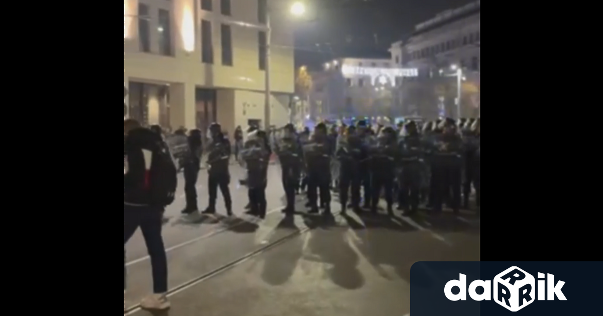 Групи от хора събрали се на Орлов мост тръгнаха към