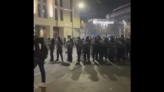 Провокатори в черно и с маски стигнаха до централата на „ДПС - Ново начало“ в София (ВИДЕО)