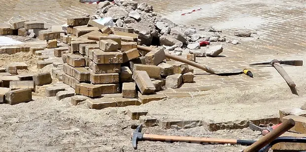 Обезопасяват изкъртените на масовия протест плочки на Ларгото