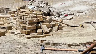 Обезопасяват изкъртените на масовия протест плочки на Ларгото