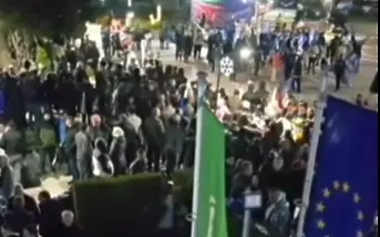 Под звуците на песните на Веселин Маринов: Симпатизанти на ДПС-НН излязоха на протест в Белица (ВИДЕО)