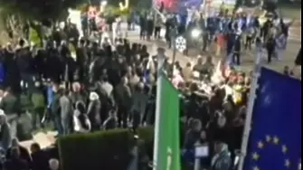 Под звуците на песните на Веселин Маринов: Симпатизанти на ДПС-НН излязоха на протест в Белица (ВИДЕО)