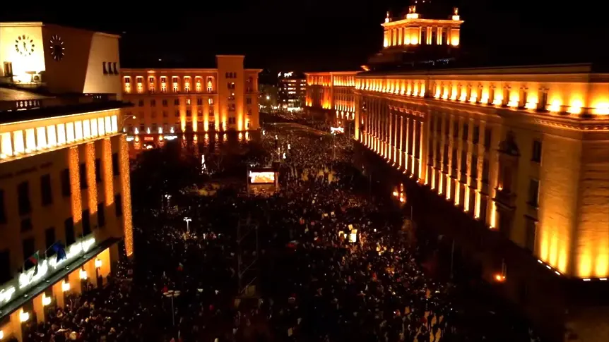 На живо: Започнаха протестите срещу властта в София и други градове!