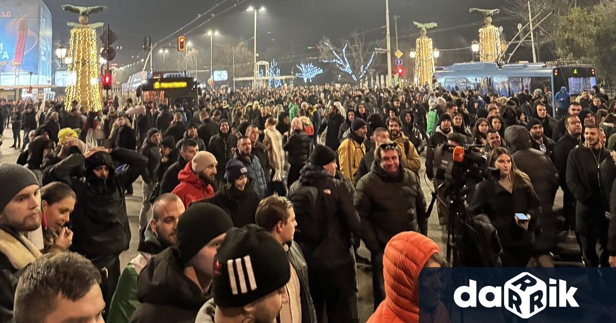 Мирни протестиращи блокираха движението на автомобили с демонстрация на Орлов