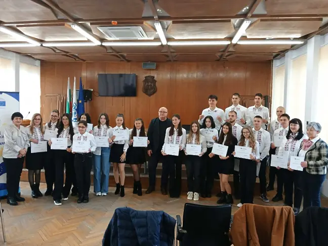 Кметът на Видин връчи грамоти на ученици от Езиковата гимназия "Й.Радичков" - те са младши посланици на Европарламента