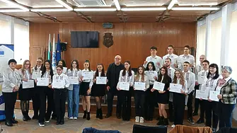 Кметът на Видин връчи грамоти на ученици от Езиковата гимназия "Й.Радичков" - те са младши посланици на Европарламента