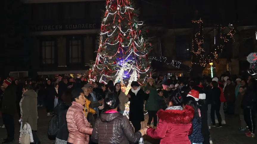 „Коледа с приятели“ – когато традицията събира Котел