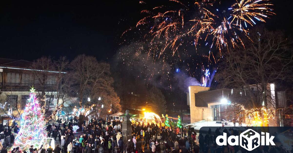 С топлина светлина и балканско сърце Котел посрещна най очакваните