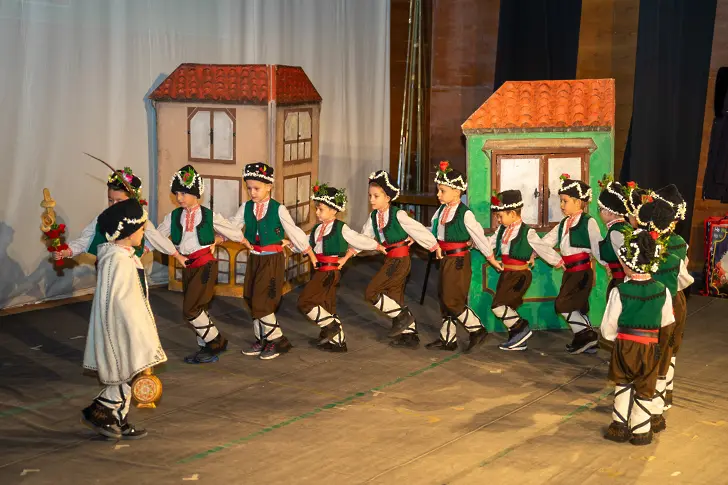  Над 200 малчугани откриха с празник изключителния фестивал „ Ямболски коледарски буенек “ 