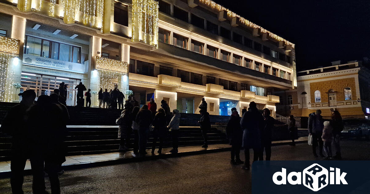 Граждани се събраха на протест срещу еврото пред сградата на