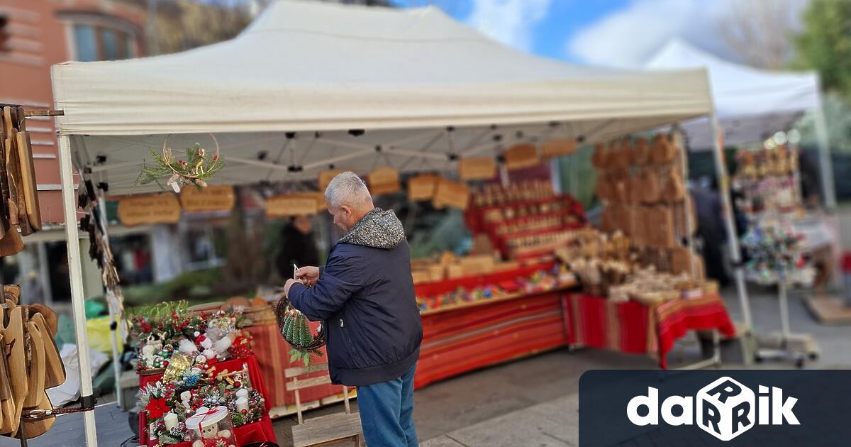 За поредна година в навечерието на коледните празници Главната улица
