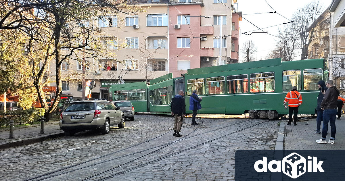 Аварирал трамвай блокира движението на пл Журналист в София предаде
