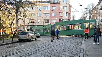 Аварирал трамвай блокира движението на пл. „Журналист“ в София (СНИМКИ)