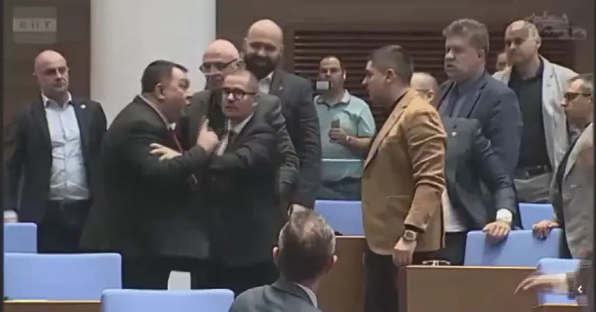  Шут в корема: Радостин Василев в гневен конфликт с народен представител на Пеевски (ВИДЕО) 