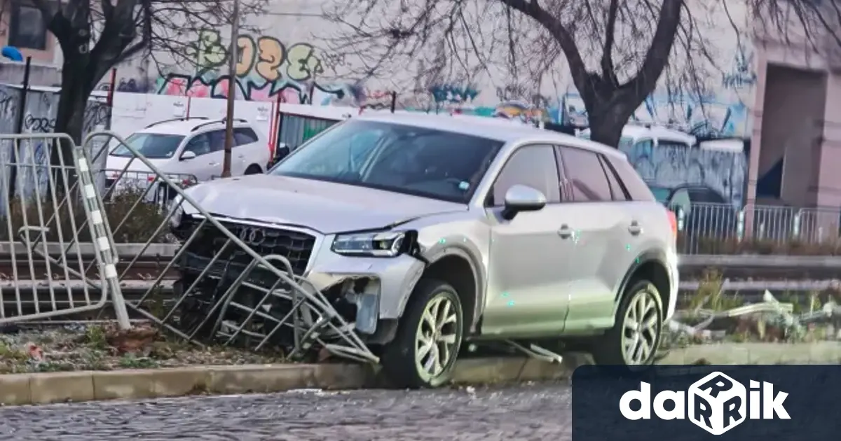 Кола се удари в огражденията до трамвайните релси на бул