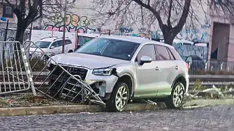 Кола се удари в огражденията на бул. „Цар Борис III” в София