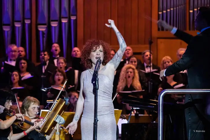 Люси Дяковска и Плевенска филхармония представят „Бяла Коледа”