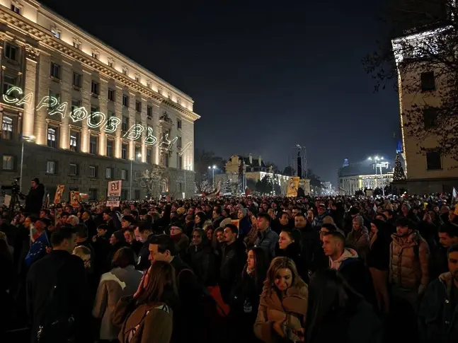 Нов протест в „Триъгълника на властта“ (СНИМКИ+ВИДЕО)