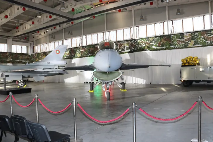 Курсанти от ВВВУ Георги Бенковски се запознаха отблизо с новите F-16 Block 70