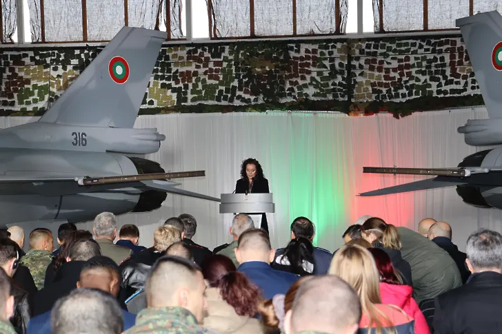 Курсанти от ВВВУ Георги Бенковски се запознаха отблизо с новите F-16 Block 70