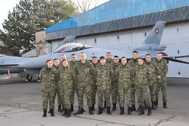 Курсанти от ВВВУ Георги Бенковски се запознаха отблизо с новите F-16 Block 70