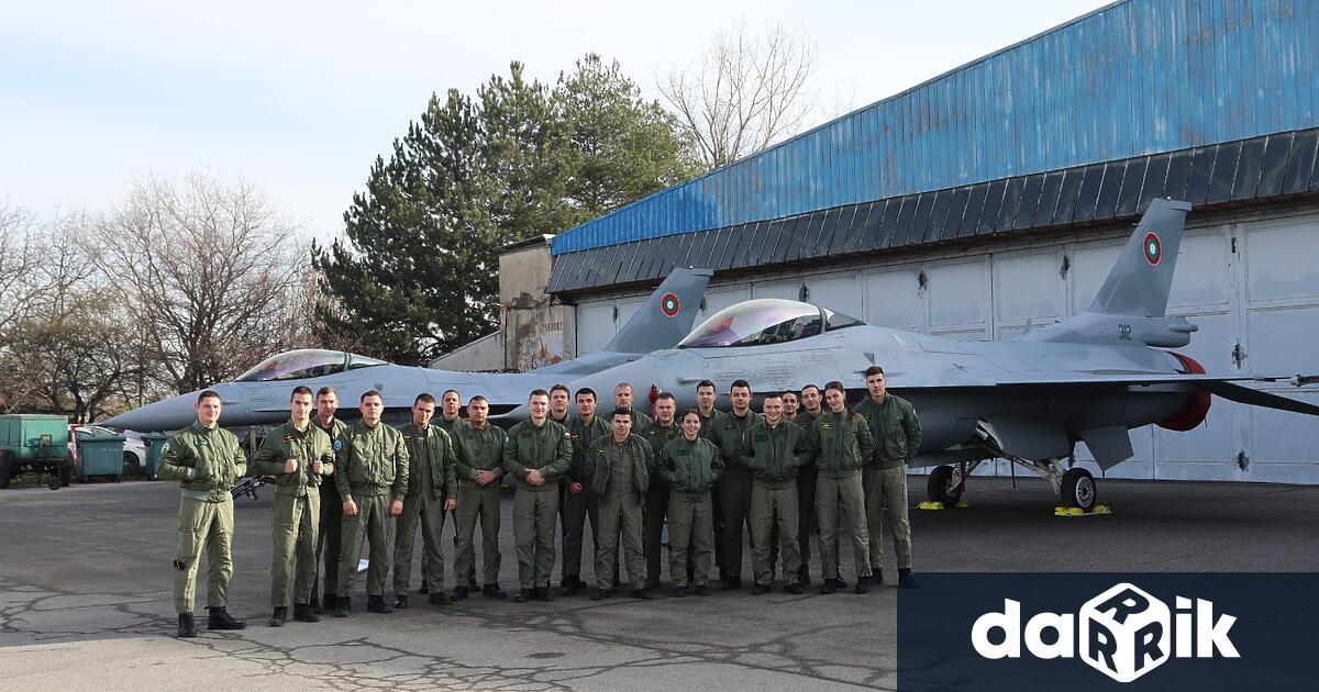 Курсанти от Висшето военновъздушно училище Георги Бенковски заедно с ръководството